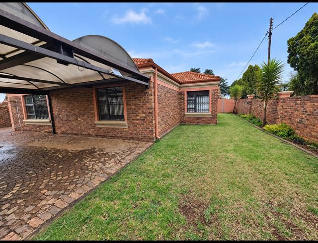 2 BEDROOM FREEHOLD TO LET IN KOOKRUS